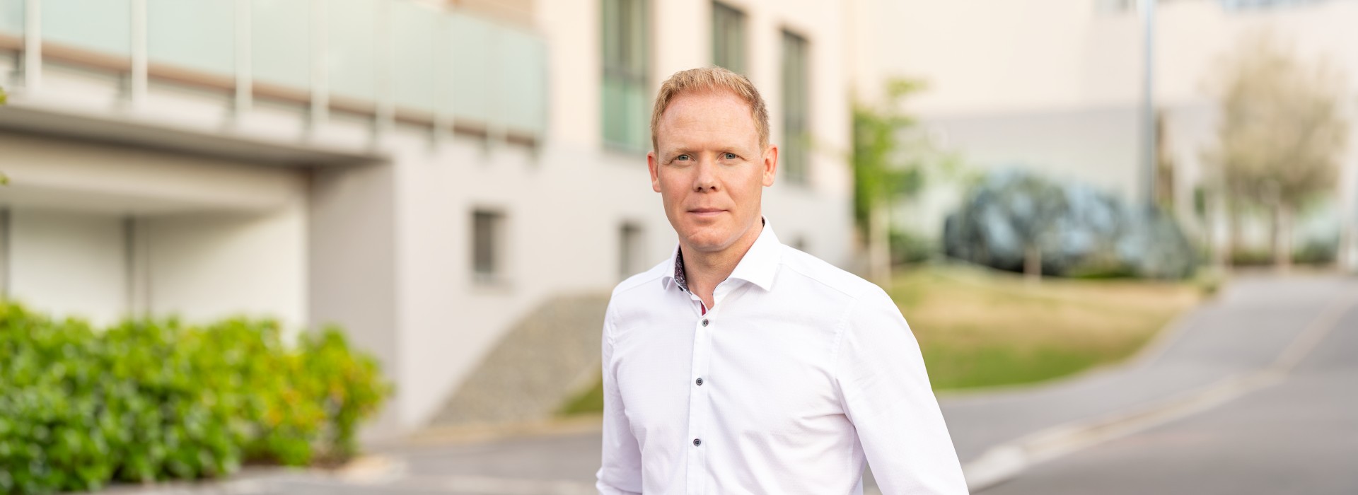 Sebastian Reuter vor dem Büro von Reuter Immobilien am Markt in Jena