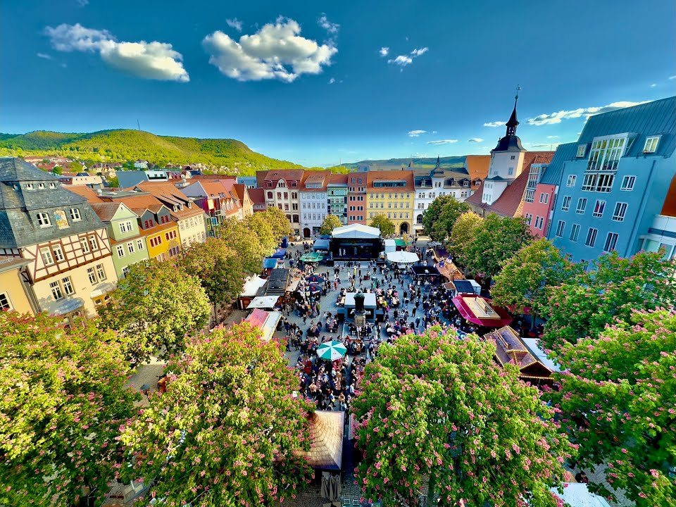 Blick auf den historischen Marktplatz in der Jenaer Altstadt